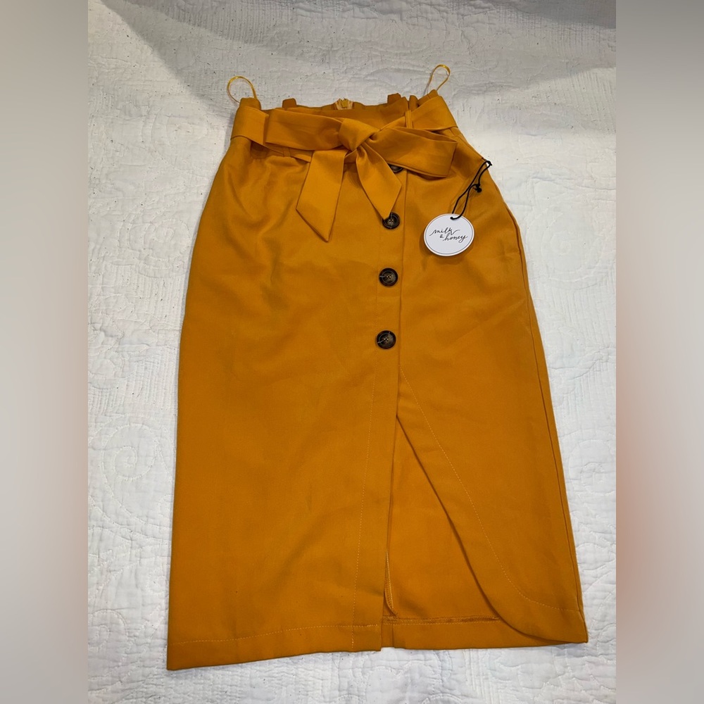 TAGS ATTACHED MILK AND HONEY BUTTON DOWN SKIRT